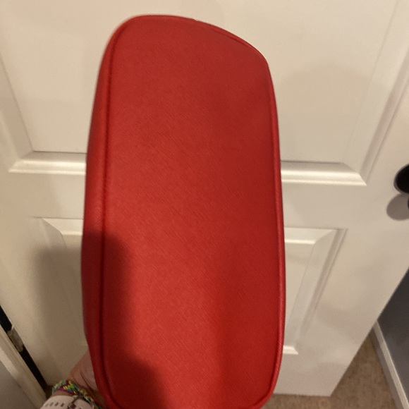 Liz Claiborne Little Red Handbag, Gently Used Compact/roomy. Very Cute Stylish - Picture 9 of 10